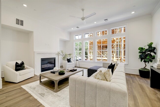 Building Photo - 21 Crain Sq Blvd