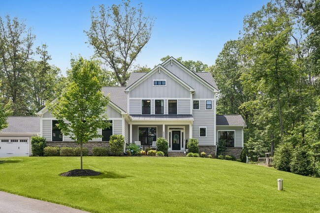 Building Photo - Impressive 6 Bed 4.5 Bath Single-Family Ho...