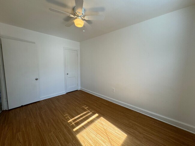 Building Photo - Ideal 1 Bed 1 Bath Unit with Fenced Yard I...