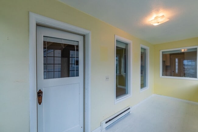 Building Photo - Pet Friendly 2 Bed, 1 Bath Home