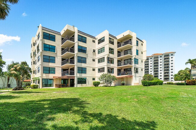 Building Photo - 374 Golfview Rd