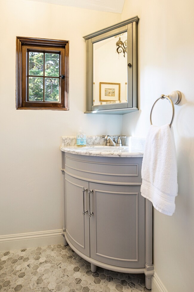 Building Photo - 867 Sand Point Rd