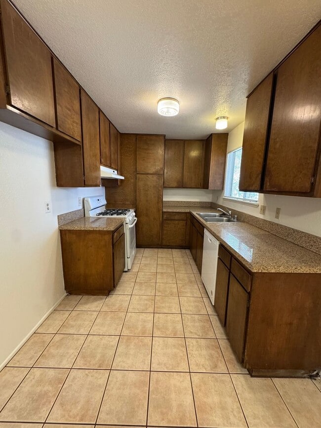 Building Photo - Victorville Home