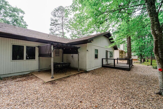 Building Photo - Charming 4 bedroom, 3 bathroom with lots of outdoor living space.