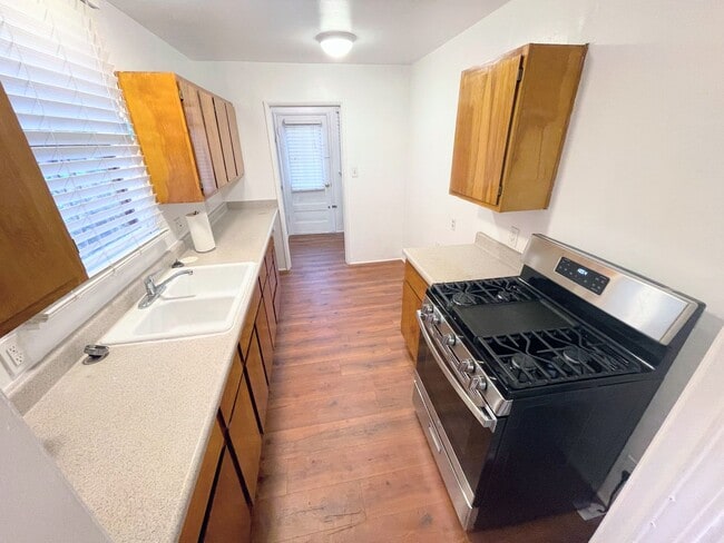 Building Photo - 3bd/1ba home in Rosewood. Huge backyard an...