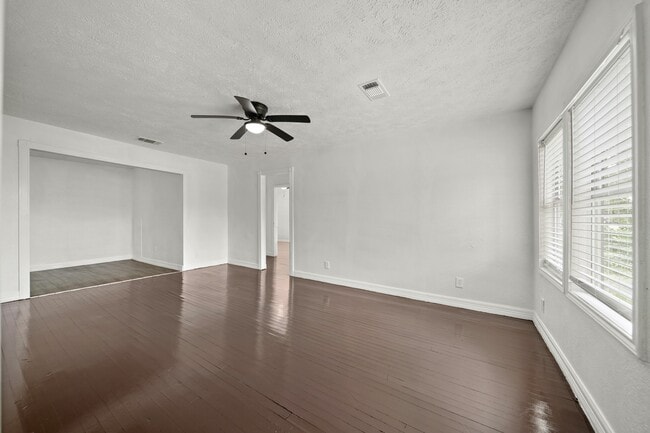 Building Photo - 606 W 7th St