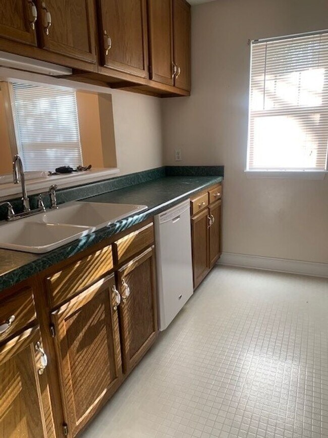 Building Photo - 2 bedroom 2 bath unit- Close to tanglewood!