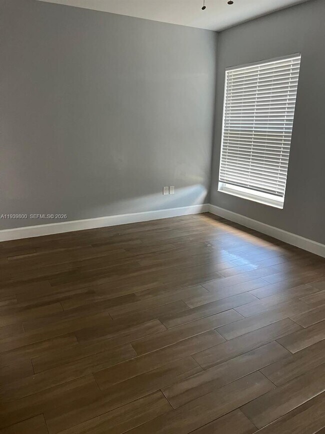 Building Photo - 1221 NE 9th St