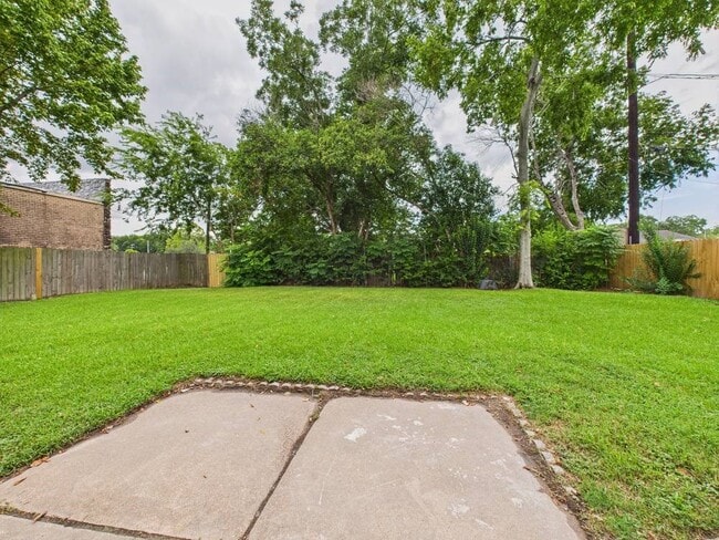 Building Photo - 5814 Fontenelle Dr