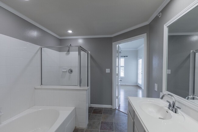 Building Photo - Gorgeous 2/BR 2/BA Single-Family Home in A...