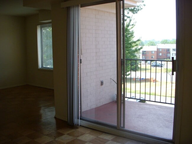 Building Photo - Country Club 1 Bedroom Condo