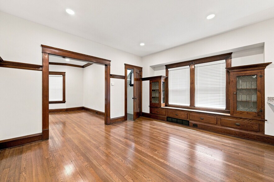 Building Photo - 1320 W 64th St