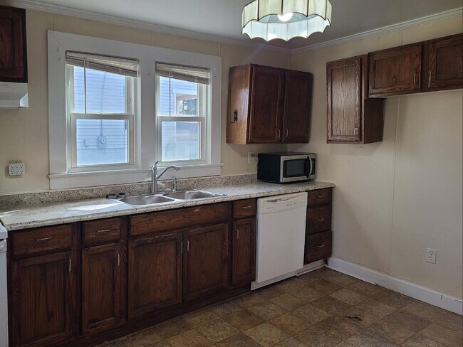 Building Photo - Charming home with wonderful yard!