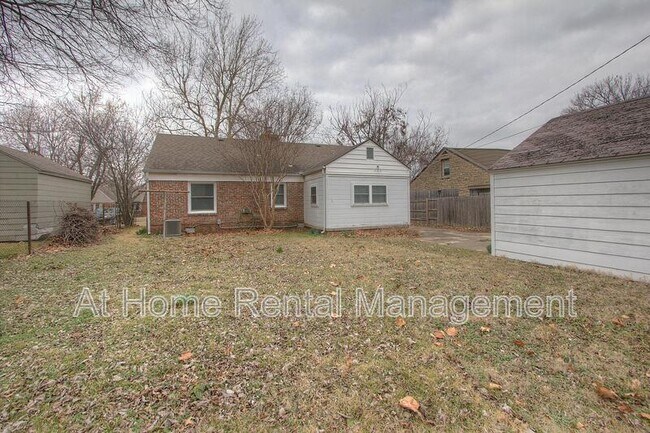 Building Photo - 1133 S Oswego Ave