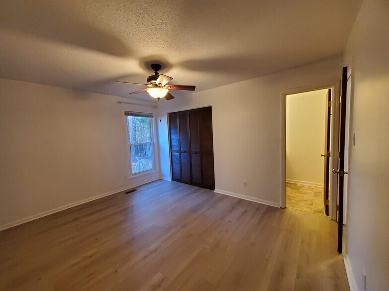 Building Photo - 3 Baytree Ct