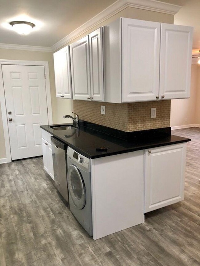 Building Photo - 1 bedroom in Chicago IL 60657
