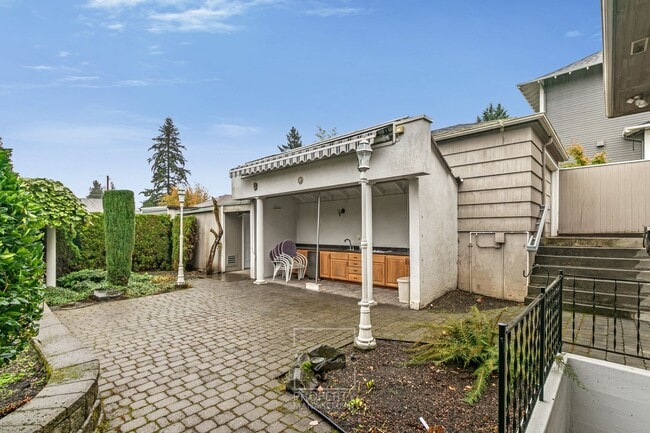 Building Photo - Sunny 4 BR home with lots of space!