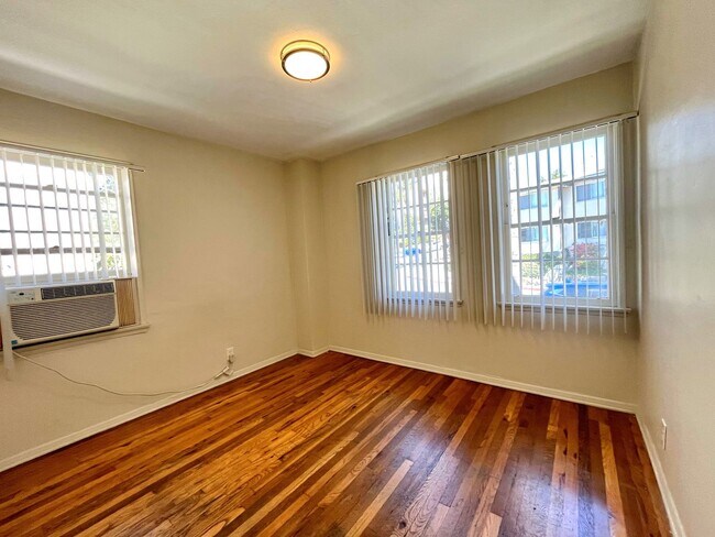 Interior Photo - 605 Kelton Ave