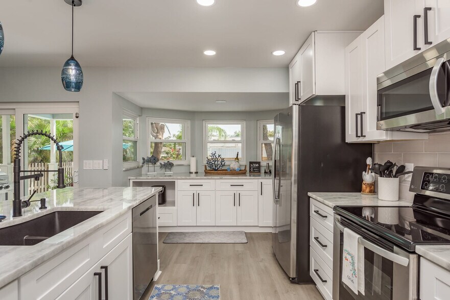 Building Photo - 1417 Poinsettia Ave