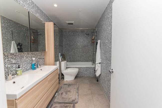 Building Photo - 2 bedroom in Chicago IL 60605