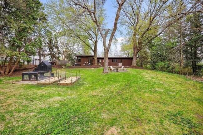 Building Photo - Mid-Century Home