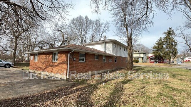 Building Photo - 1708 W Riverview Ave