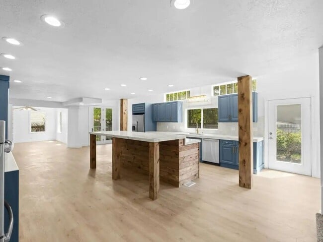 Building Photo - 1630 Ridgemark Dr