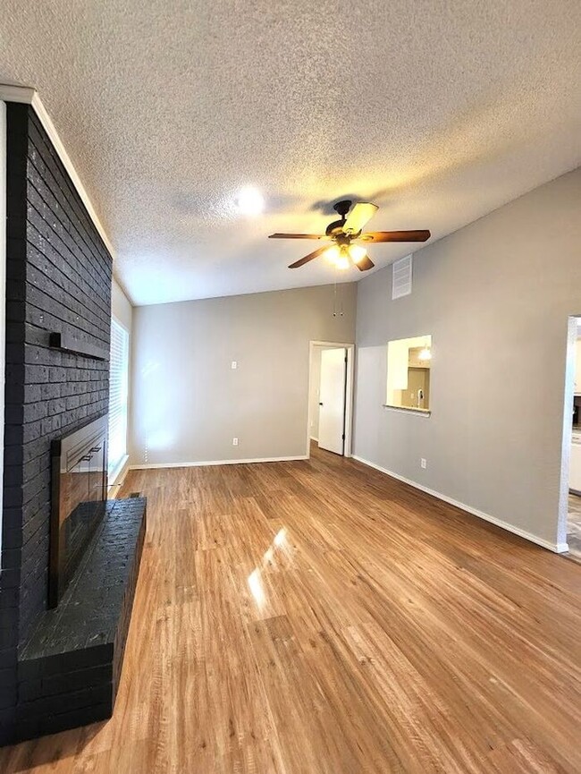 Building Photo - 3 Bed 2 Bath Home-Choctaw Trails Sec I Add...