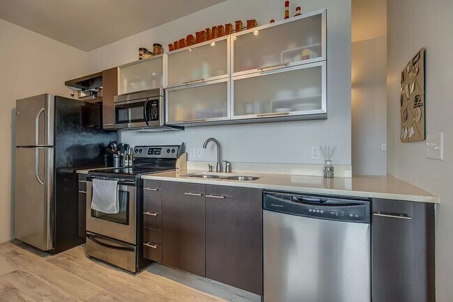 Building Photo - 1 Bed/1 Bath Condo at 5th and Main, Assigned Parking, Washer/Dryer/Covered Balcony