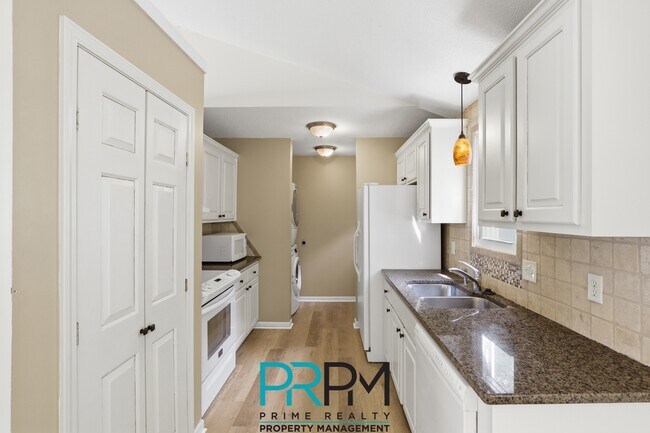 Building Photo - 5 Parkstone Ct