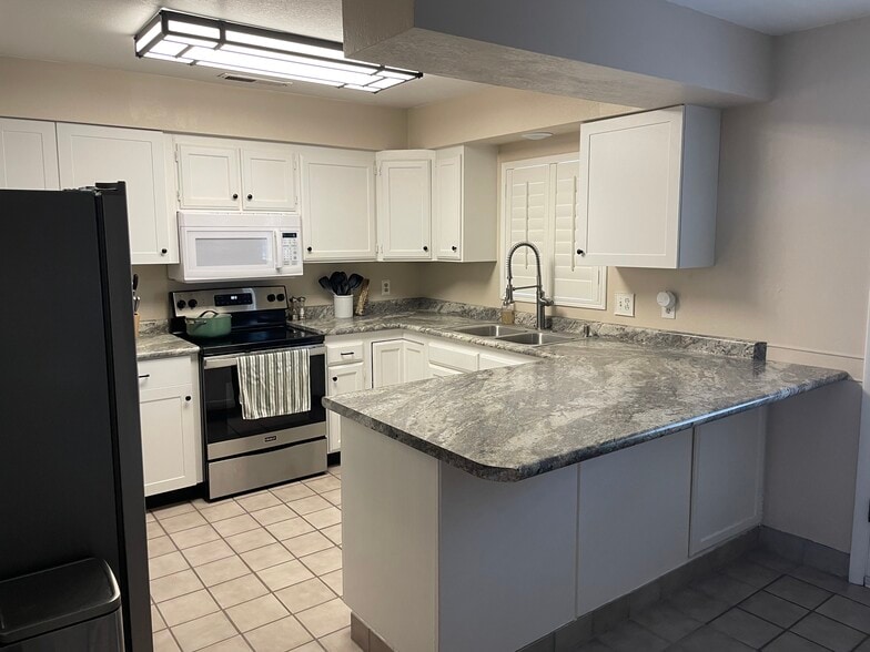 Kitchen-2 - 212 Saguarro Dr
