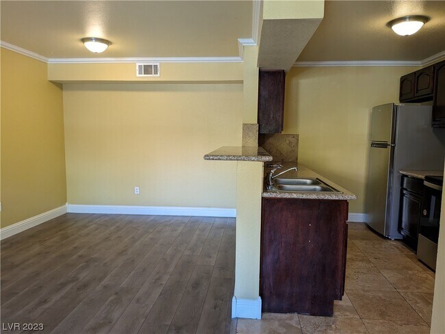 Building Photo - 1150 N Buffalo Dr