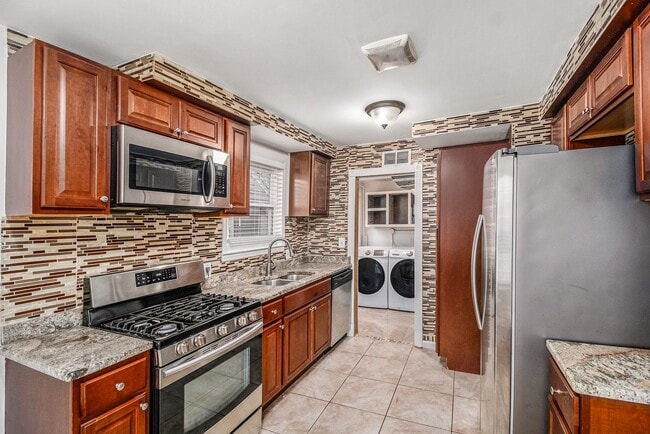 Building Photo - Updated Bungalow with Modern Kitchen & Fen...