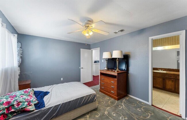 Building Photo - 13307 Robinglen Dr