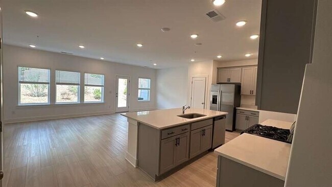 Building Photo - 198 Redbud Rd
