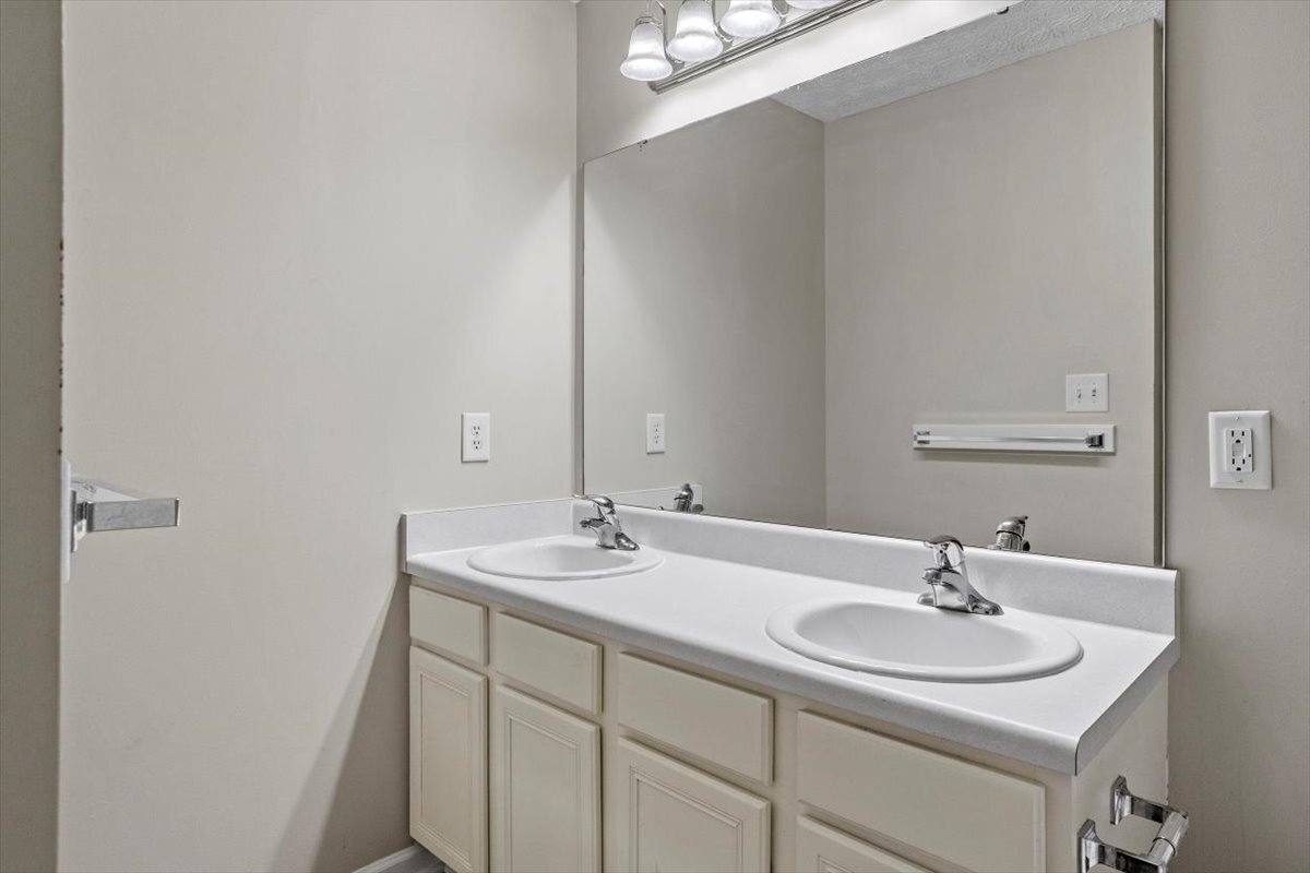 Building Photo - 446 Saint John Dr