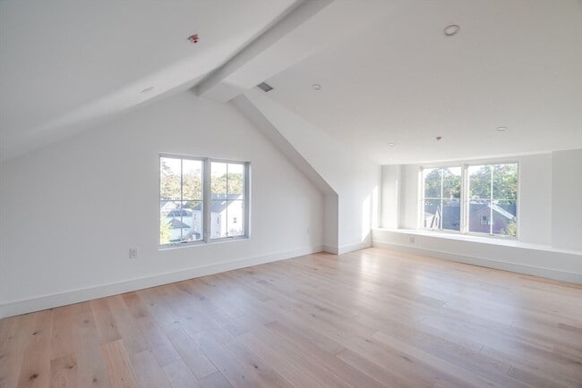 Building Photo - 15-17-17 Jewett Pl