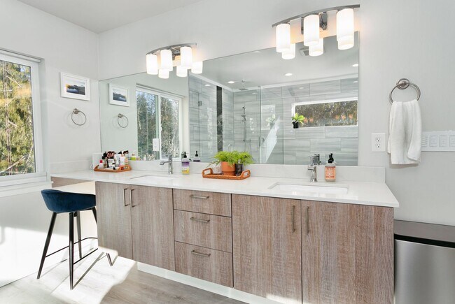 Building Photo - Gorgeous House in a Family-Friendly neighb...
