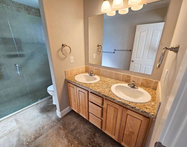 Building Photo - 917 N Cascade Dr