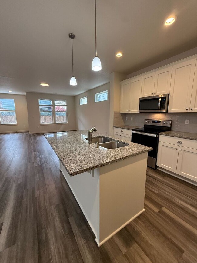 Building Photo - Immaculate 3B/2.5Ba Home in Ridgefield! Available NOW!