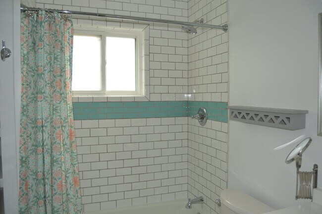 Building Photo - West Asheville Bungalow!