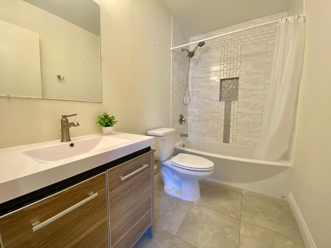 Building Photo - Gorgeous 3 bed 3 bath home in Thousand Oaks - First Time Rental!