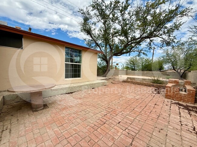 Building Photo - 2760 N Palo Verde Ave