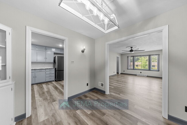 Building Photo - 503 E 8th St