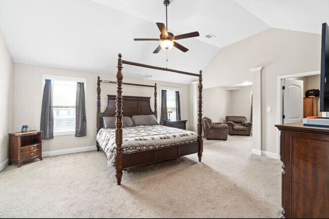 Building Photo - Spacious 5BR House in Clarksville