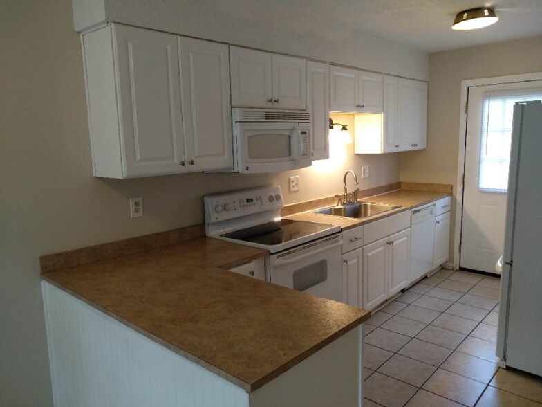 Primary Photo - 441 Hickory Hill Dr