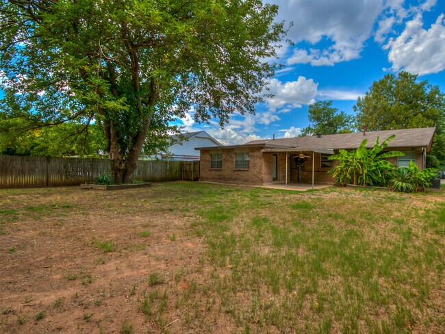 Building Photo - 1320 Frederick Dr