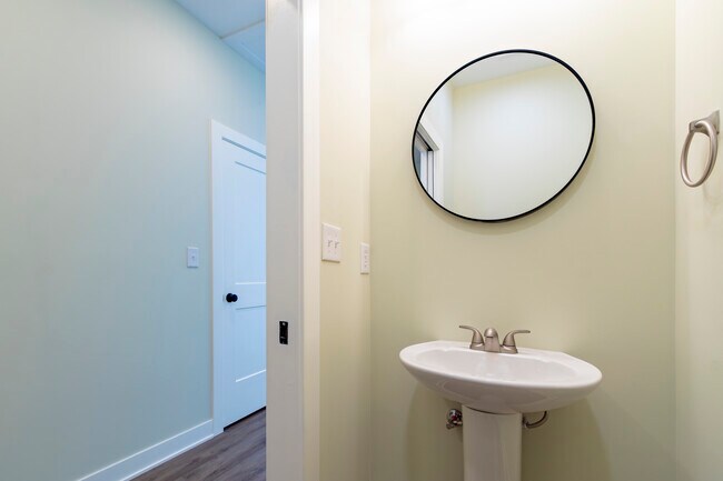 Building Photo - RnR Duplex SoBro