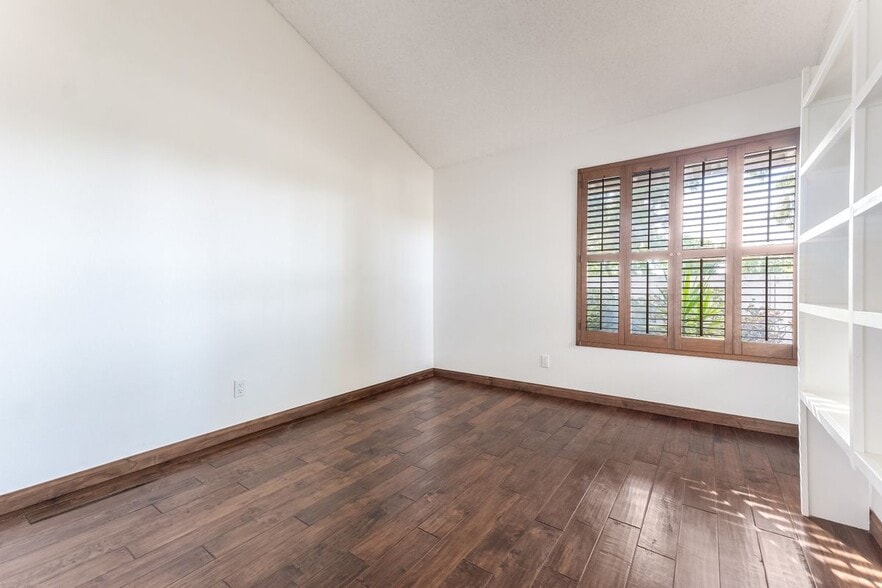 Building Photo - 1964 Olivewood Ct