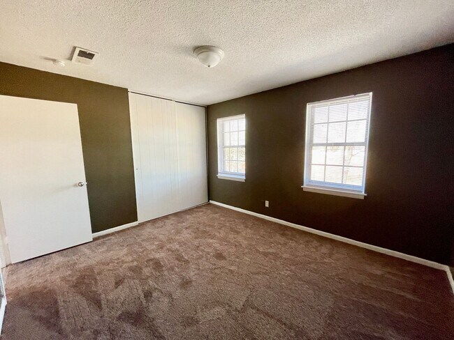 Building Photo - 1704 Devonwood Dr